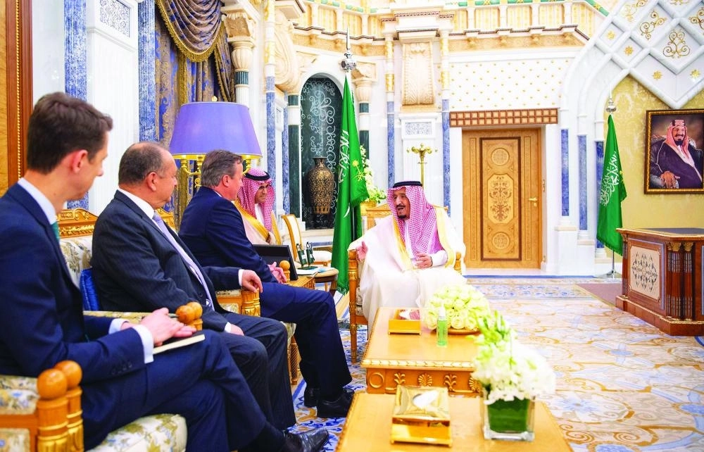 الملك سلمان خلال استقباله ديفيد كاميرون أمس في الرياض  (واس) 