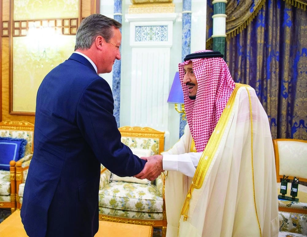 الملك سلمان خلال استقباله ديفيد كاميرون أمس في الرياض  (واس)