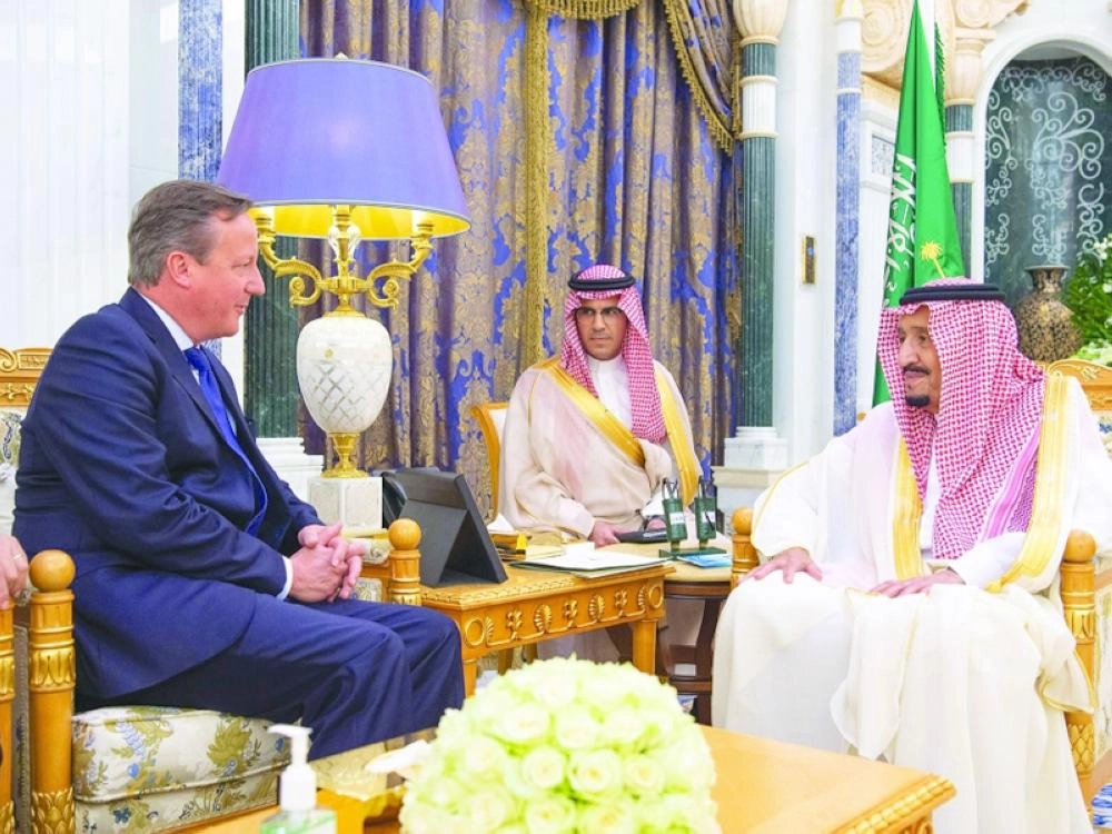 الملك سلمان خلال استقباله ديفيد كاميرون أمس في الرياض                                                                                                                                              (واس)