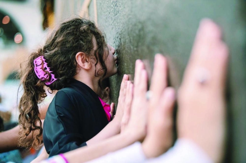 الطفلة تقبل الكعبة المشرفة  (مكة)