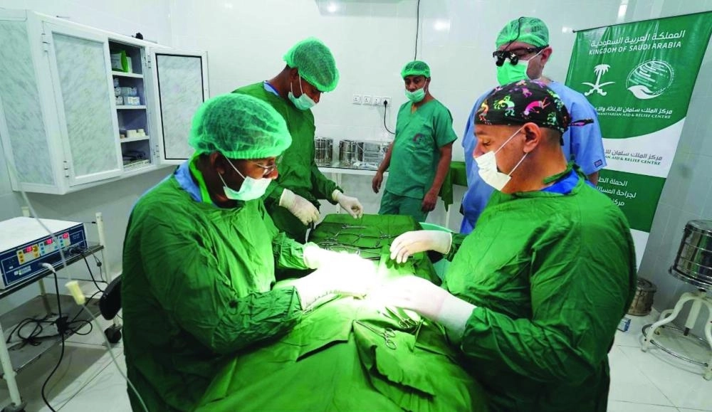 إحدى العمليات الجراحية لمركز الملك سلمان داخل اليمن (واس)