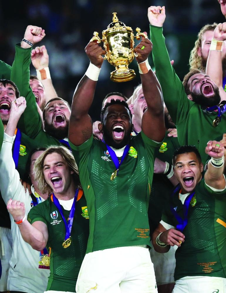 لاعبو جنوب أفريقيا عقب التتويج (د ب أ)