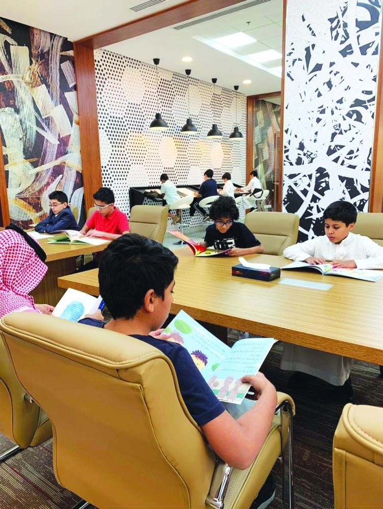 ناشئة يتزودون بالمعارف في المكتبة  (مكة)