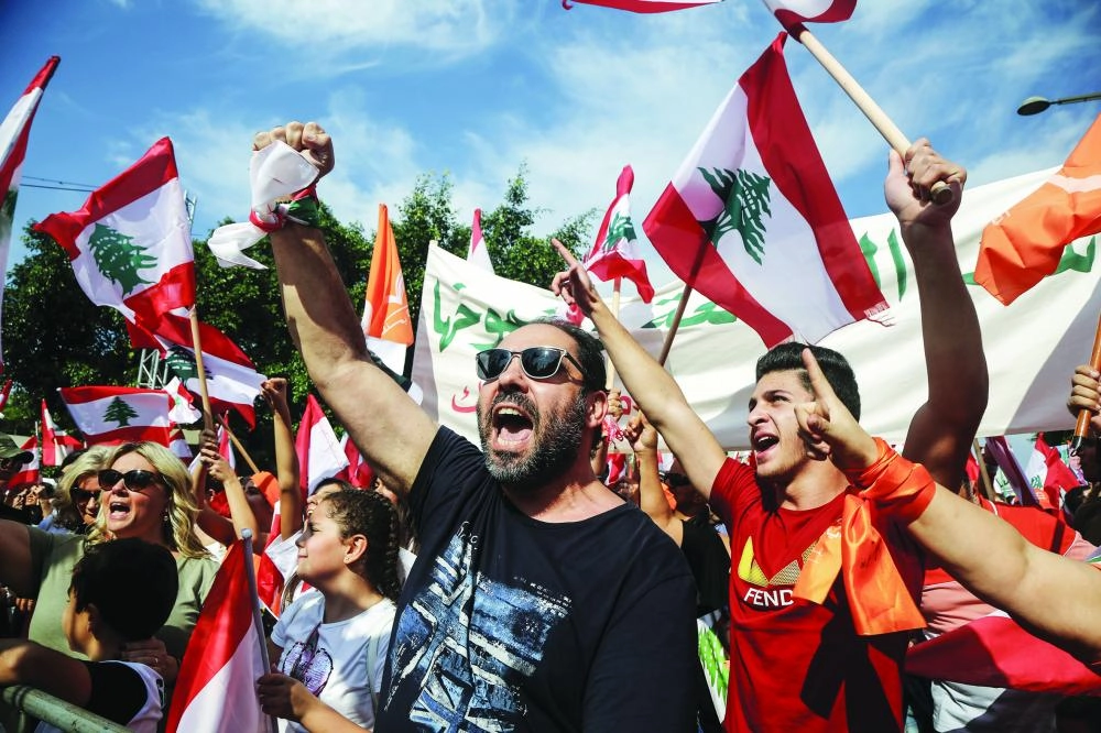 



المظاهرات اللبنانية تتواصل في بيروت                    (د ب أ)