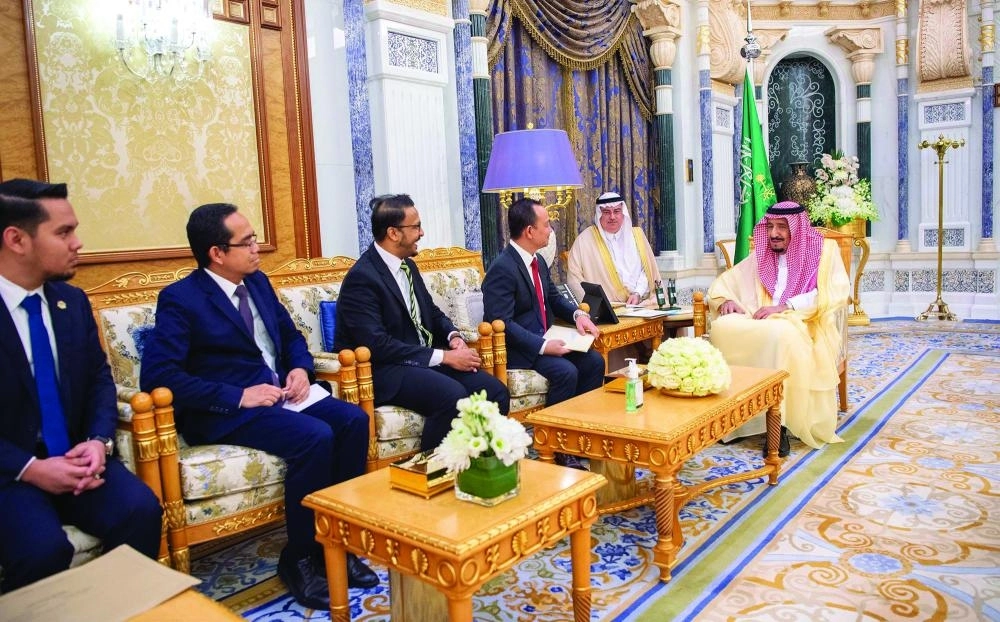 






خادم الحرمين خلال استقباله المبعوث الخاص لرئيس الوزراء الماليزي