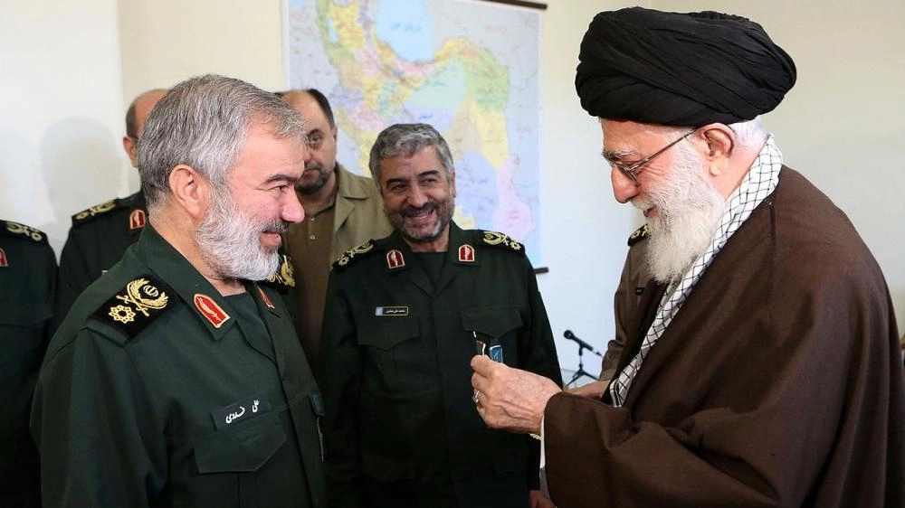 خامنئي القائد الفعلي للحرس الثوري  (مكة)