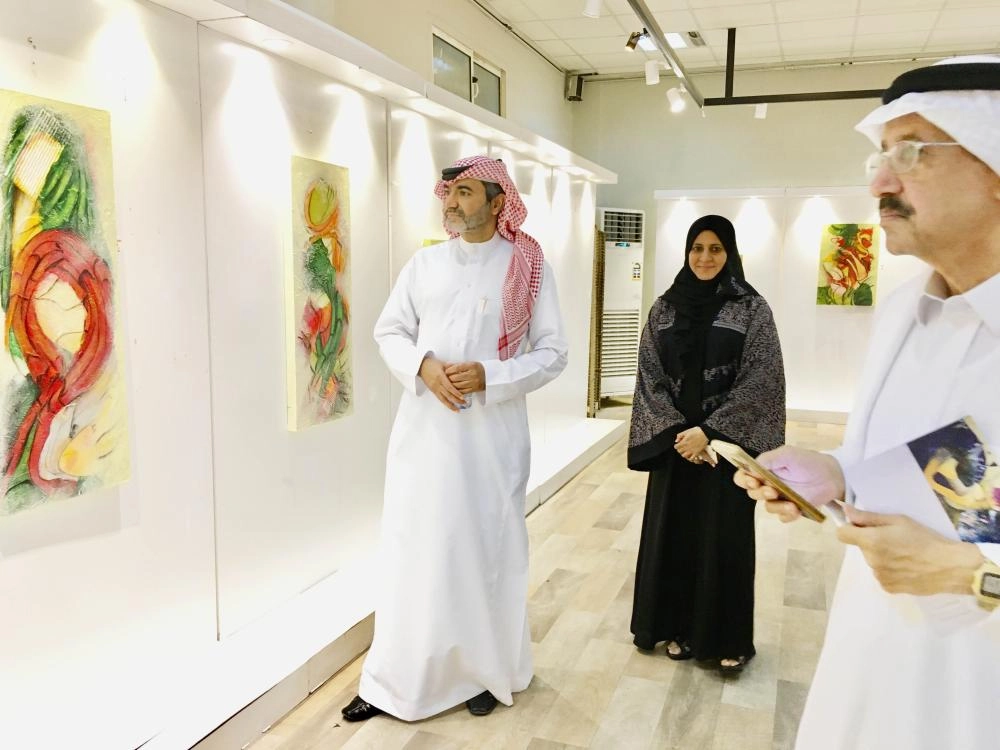 الجمهور متأملا لوحات الفنانة (مكة)