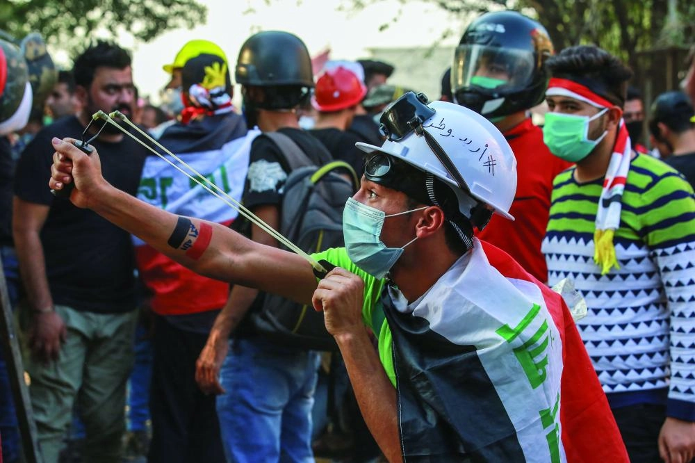 



متظاهرون عراقيون أمام القنصلية الإيرانية                          (د ب أ)