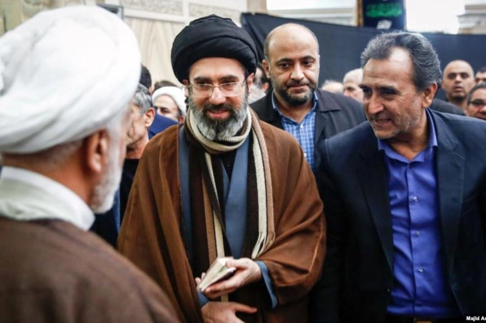 مجتبى خامنئي يتوسط عددا من القادة الإيرانيين (مكة)