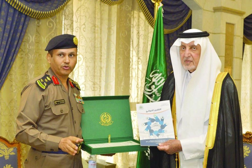 






خالد الفيصل خلال تسلمه التقرير النهائي                                                       (مكة)