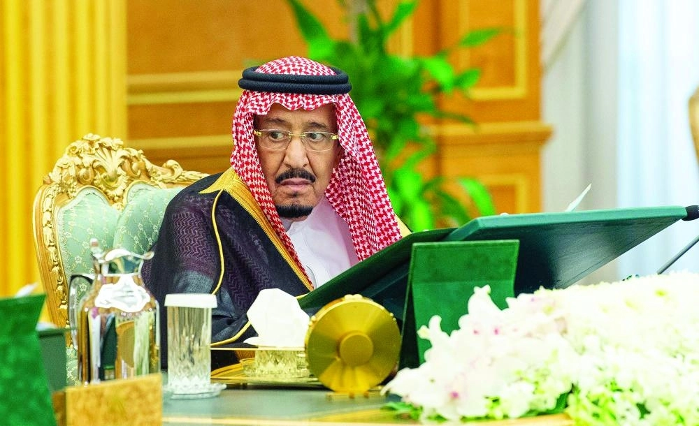 الملك سلمان لدى ترؤسه جلسة مجلس الوزراء في قصر اليمامة بالرياض أمس                                                                (واس)