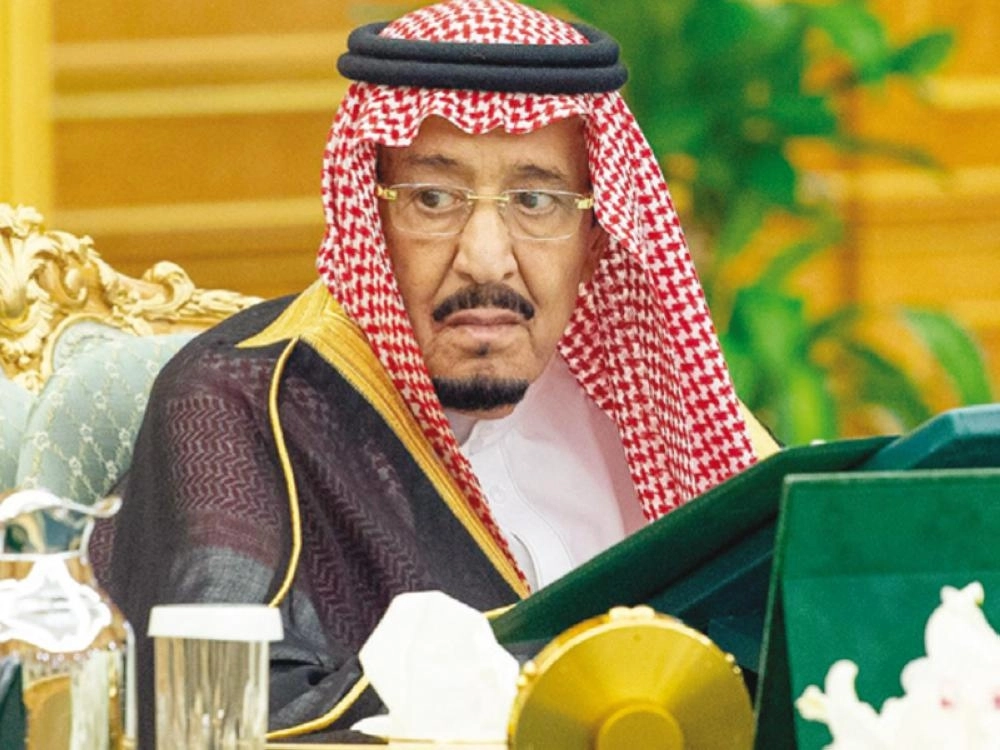 الملك سلمان لدى ترؤسه جلسة مجلس الوزراء في قصر اليمامة بالرياض أمس (واس)
