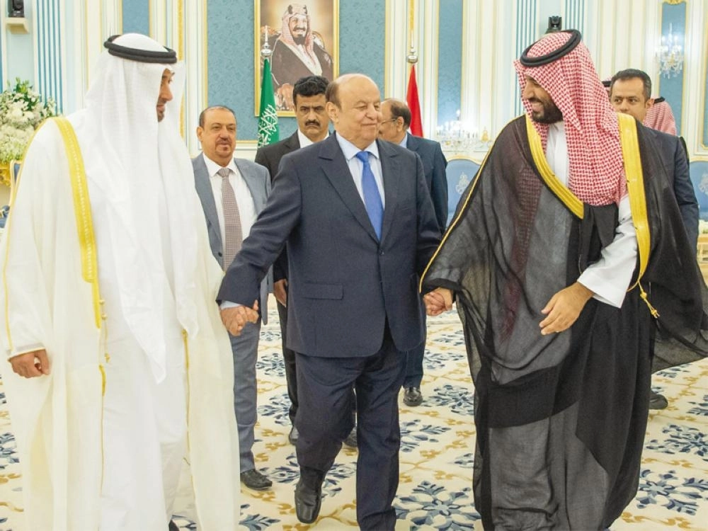 ولي العهد والرئيس اليمني وولي عهد أبوظبي أثناء توقيع اتفاق الرياض  (واس)