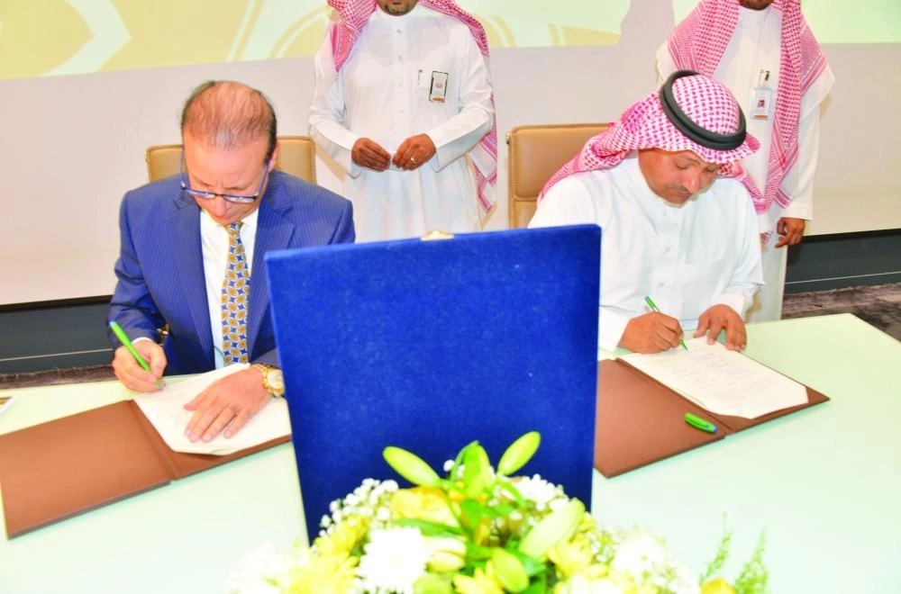 رستم الكبيسي وقحطان طه خلال تسليم الوثائق التاريخية            (واس)