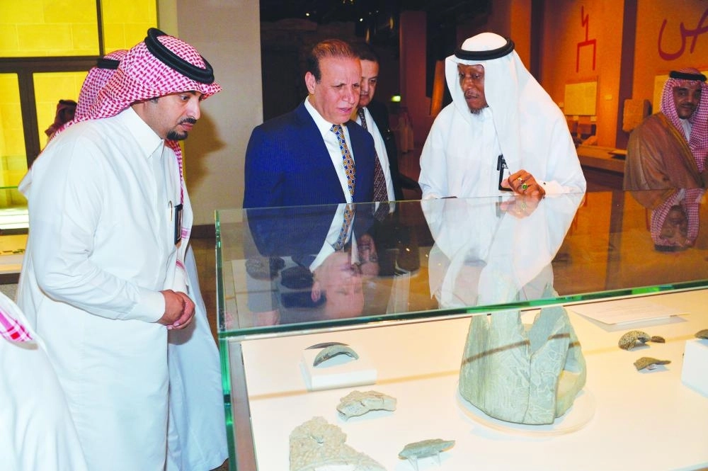 السفير العراقي يطلع على الآثار في المتحف الوطني        (واس)