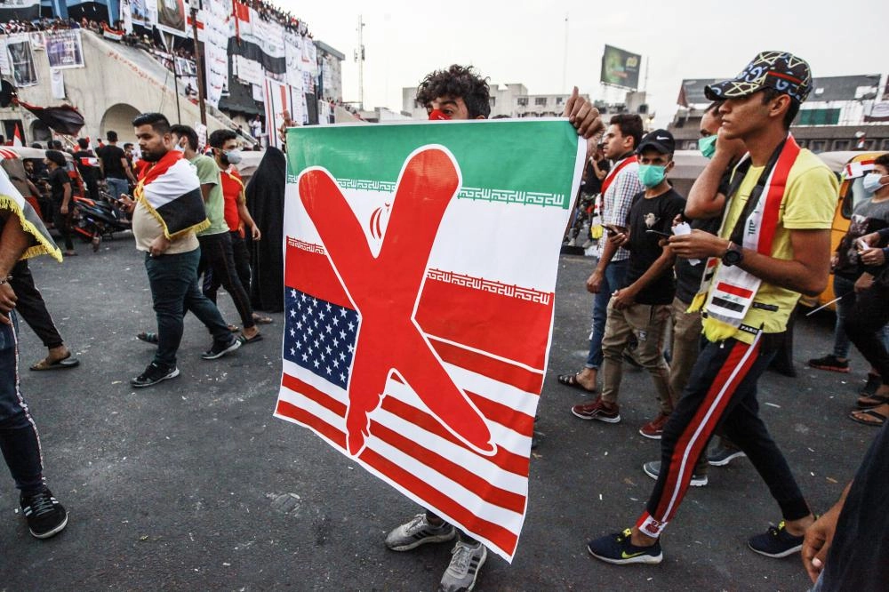 عراقيون يرفضون التدخل الإيراني                                      (د ب أ)