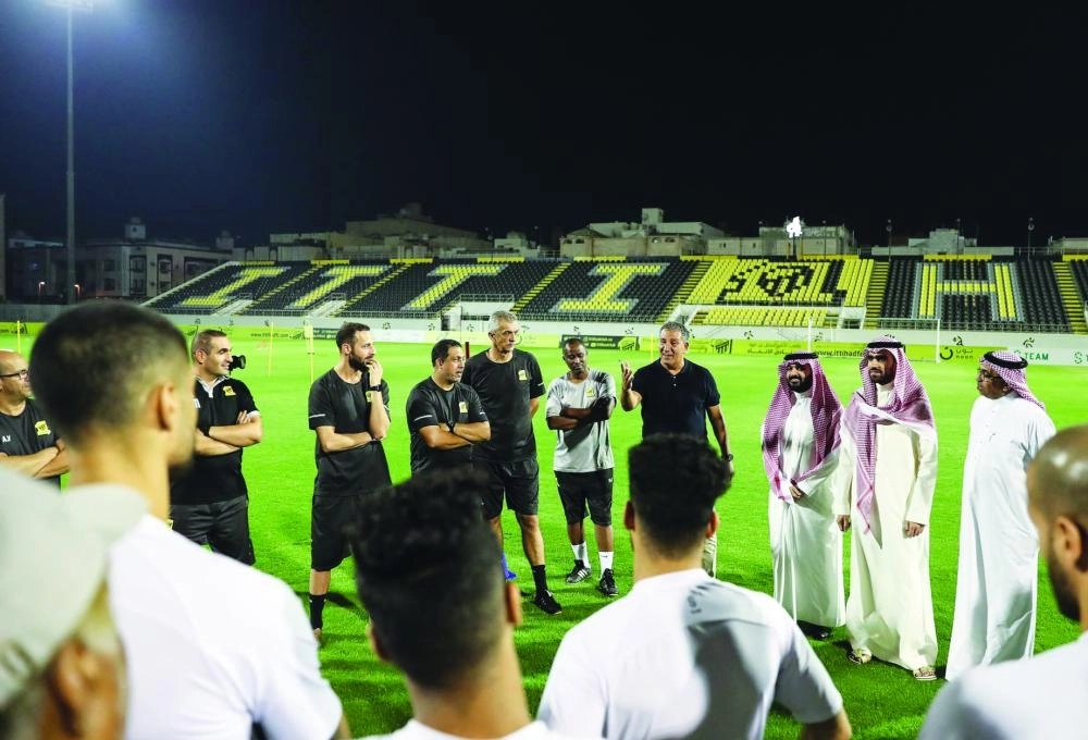المدرب الجديد يتحدث مع اللاعبين في وجود العبدلي                                       (إعلامي الاتحاد)
