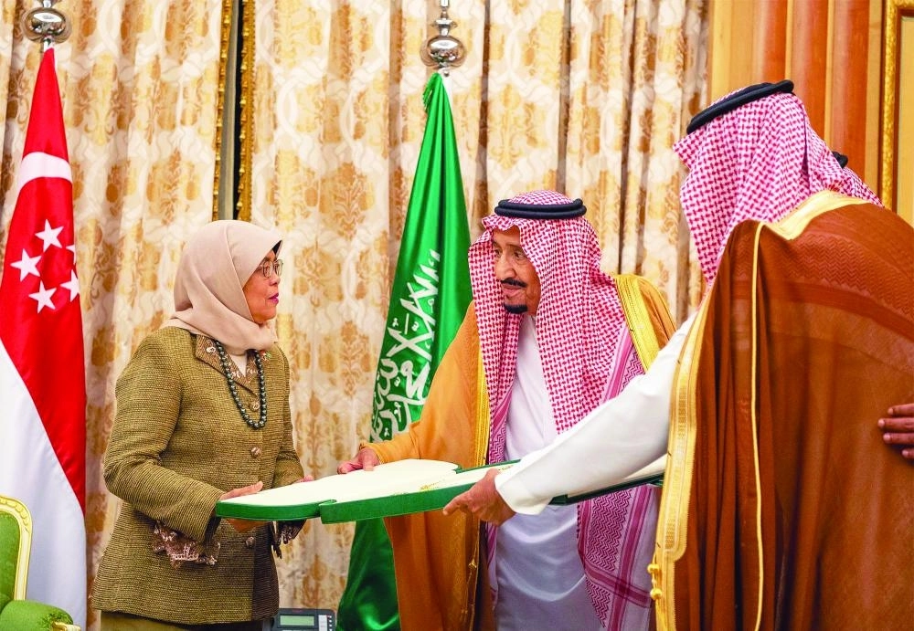 الملك سلمان مسلما حليمة يعقوب قلادة الملك عبدالعزيز تقديرا لها (واس)