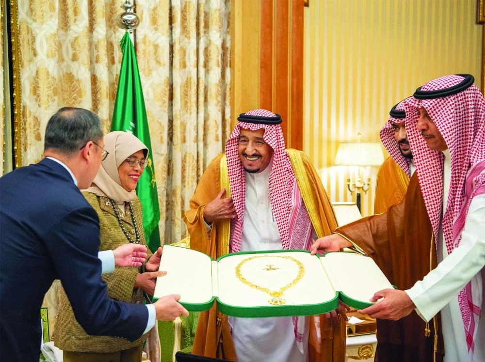 الملك سلمان مسلما حليمة يعقوب قلادة الملك عبدالعزيز تقديرا لها (واس) 