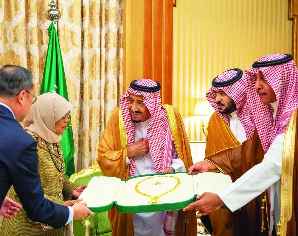 .. وخلال تسليمها قلادة الملك عبدالعزيز
