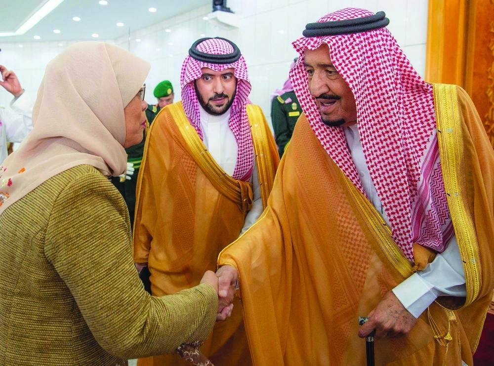 الملك سلمان مستقبلا حليمة يعقوب                        (واس)