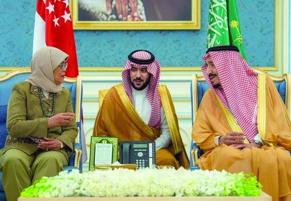 الملك سلمان وحليمة يعقوب خلال مباحثاتهما في الرياض أمس (واس) 