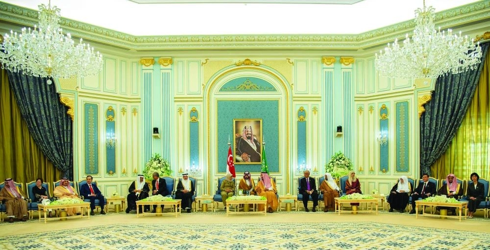 الملك سلمان خلال جلسة المباحثات مع حليمة يعقوب في الرياض أمس                                                                                                                                             (واس)