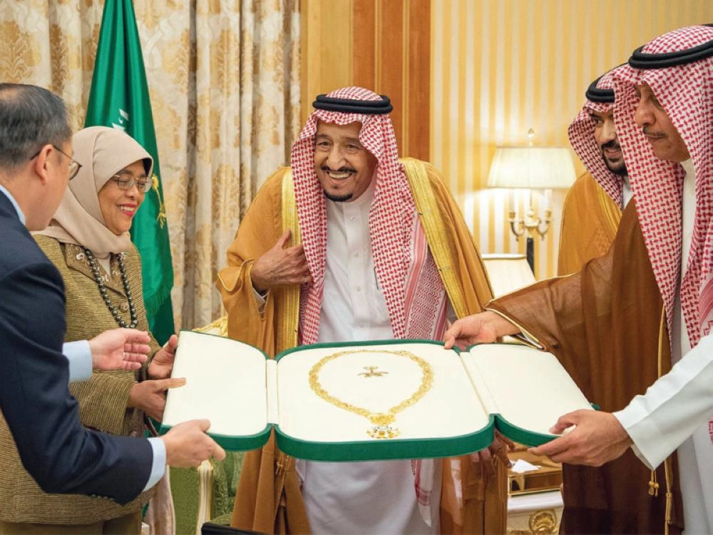 .. وخلال تسليمها قلادة الملك عبدالعزيز  (واس)