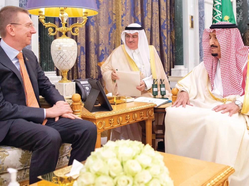 الملك سلمان لدى استقباله إدجارس رينكيفيتش في الرياض أمس (واس)