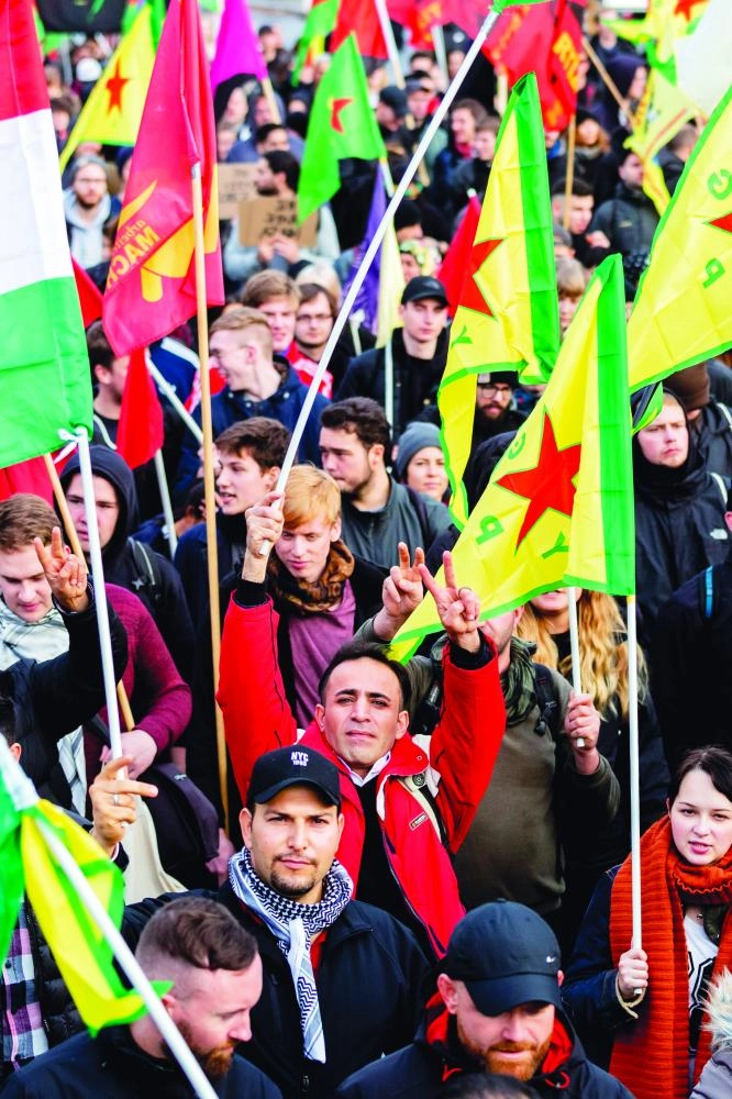 ألمان يشاركون في مظاهرة ضد التوغل التركي في سوريا (د ب أ)