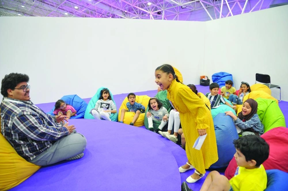 



أطفال يتدربون على بعض الأعمال                  (مكة)