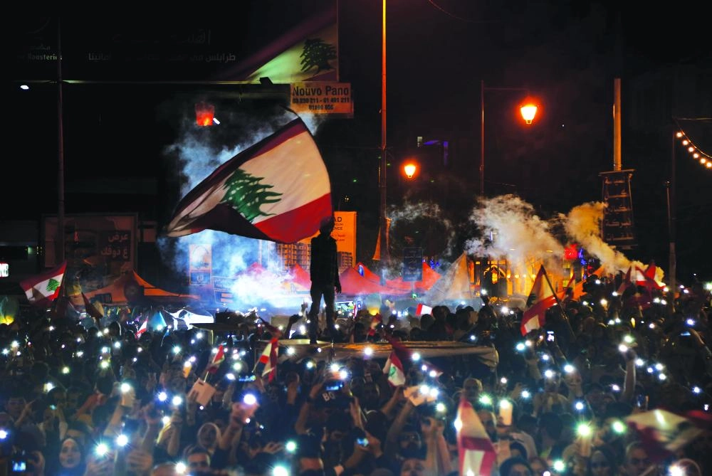 






المظاهرات تتواصل ليلا في بيروت          (د ب أ)