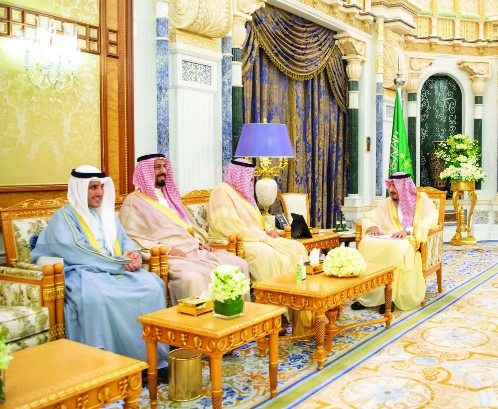 الملك سلمان لدى استقباله الشيخ صباح خالد الصباح (واس)