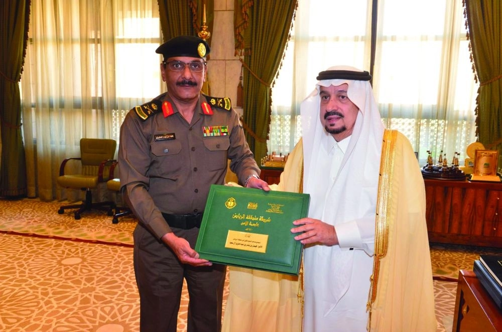 






فيصل بن بندر خلال تسلمه التقريرالسنوي للشرطة                       (مكة)