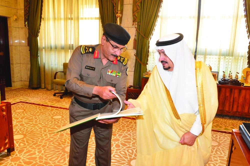 فيصل بن بندر خلال تسلمه التقرير السنوي للشرطة                                                     (مكة)