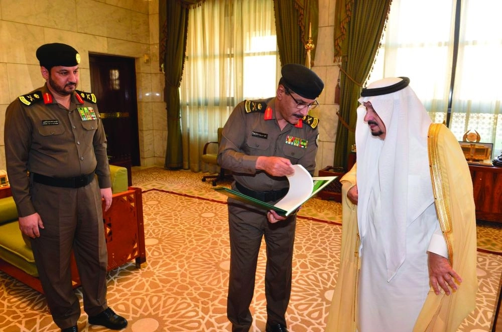 فيصل بن بندر خلال تسلمه التقرير السنوي للشرطة                                                                (مكة)