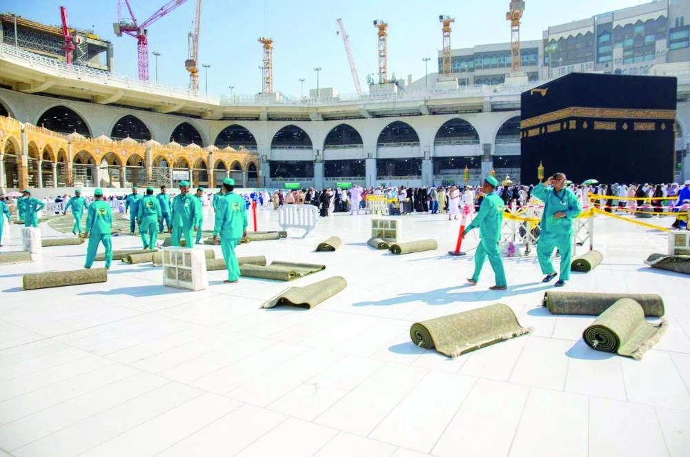 من عملية استبدال السجاد (مكة)