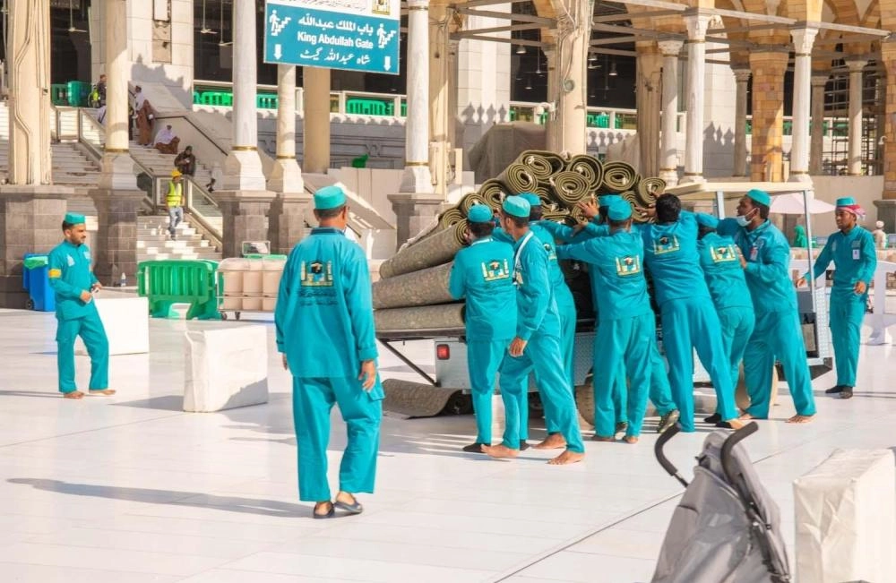 من عملية استبدال السجاد (مكة)