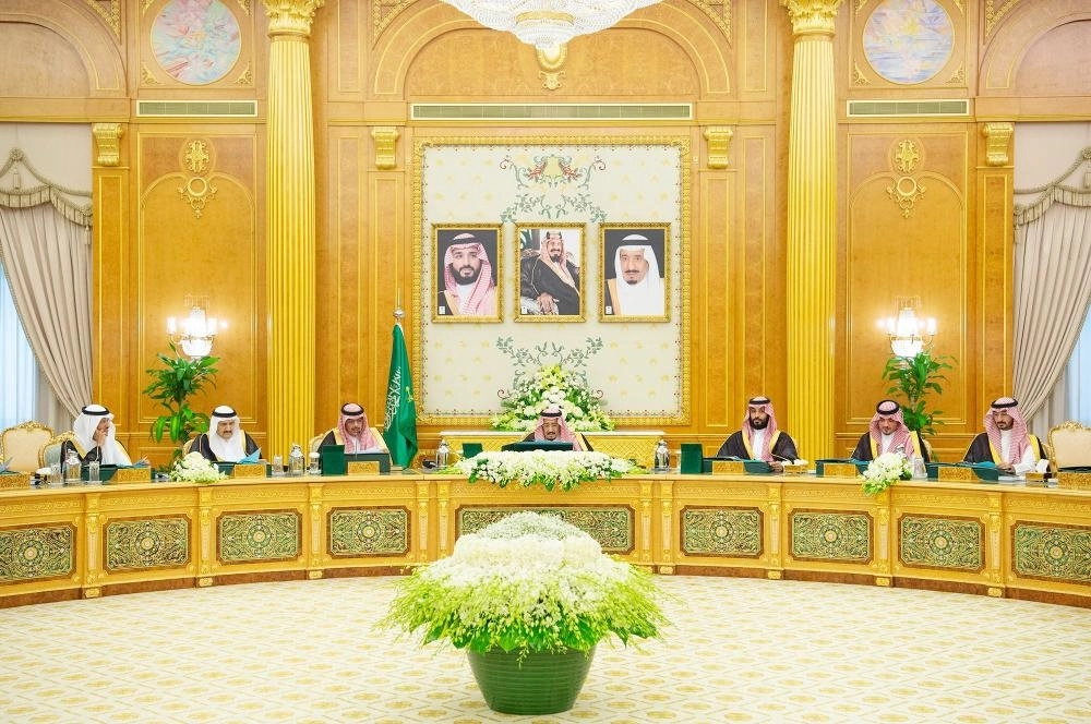 خادم الحرمين لدى ترؤسه جلسة مجلس الوزراء في قصر اليمامة بالرياض أمس                   (واس)