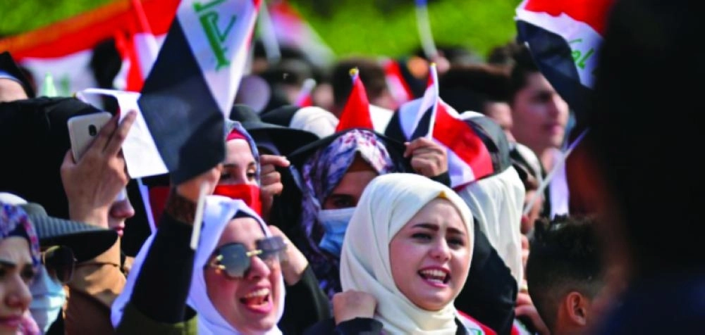 طالبات عراقيات يشاركن في المظاهرات (أ ف ب)
