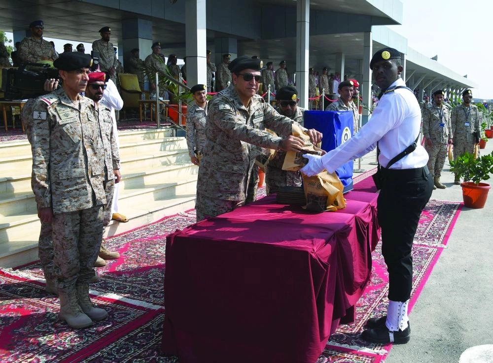 






من تسليم الشهادات للخريجين