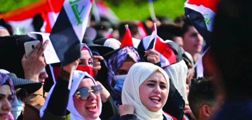 طالبات عراقيات تشارك في المظاهرات (أ ف ب)