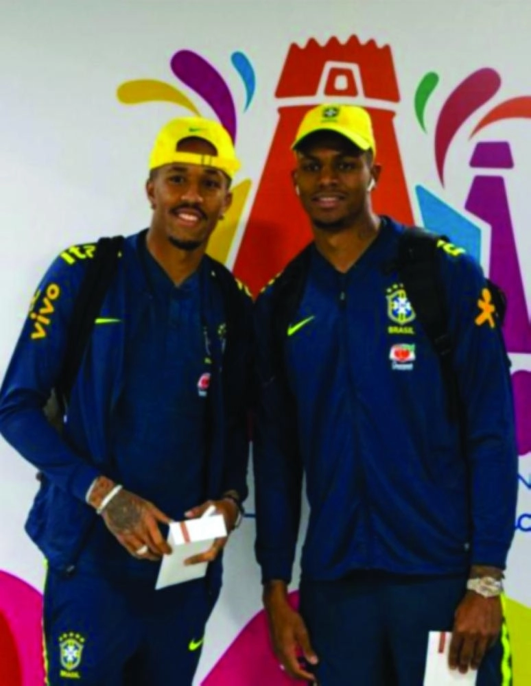 لاعبو البرازيل مع شعار موسم الرياض                                           (مكة)