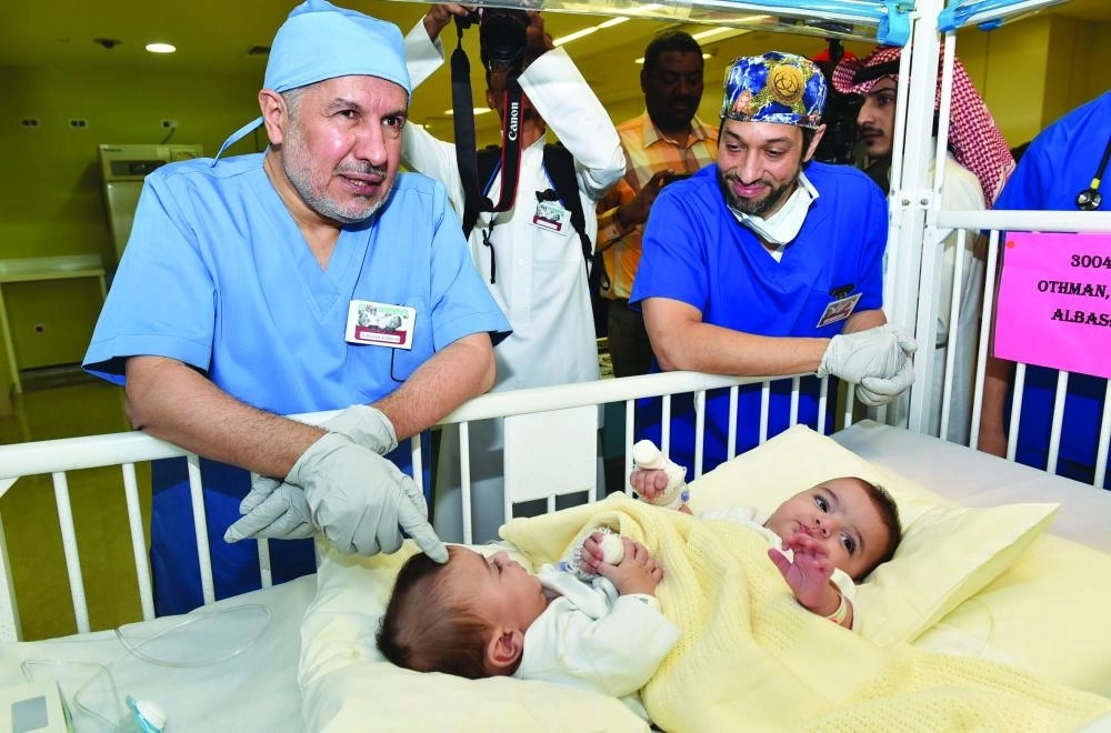 من مراحل عملية فصل التوأم السيامي الليبي                                                             (واس)