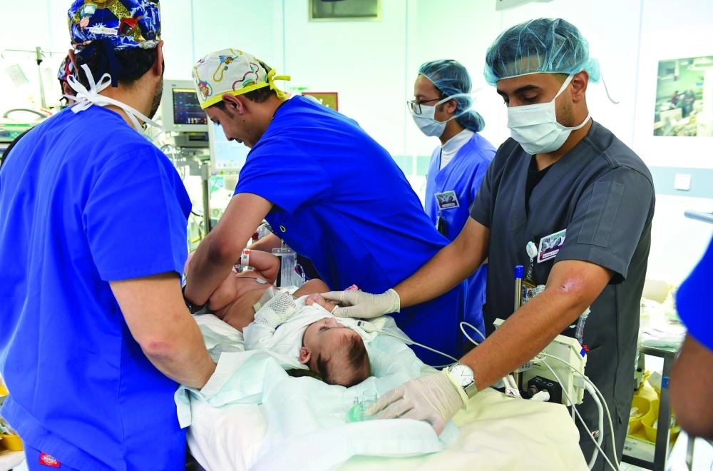 من مراحل عملية فصل التوأم السيامي الليبي                                                             (واس)