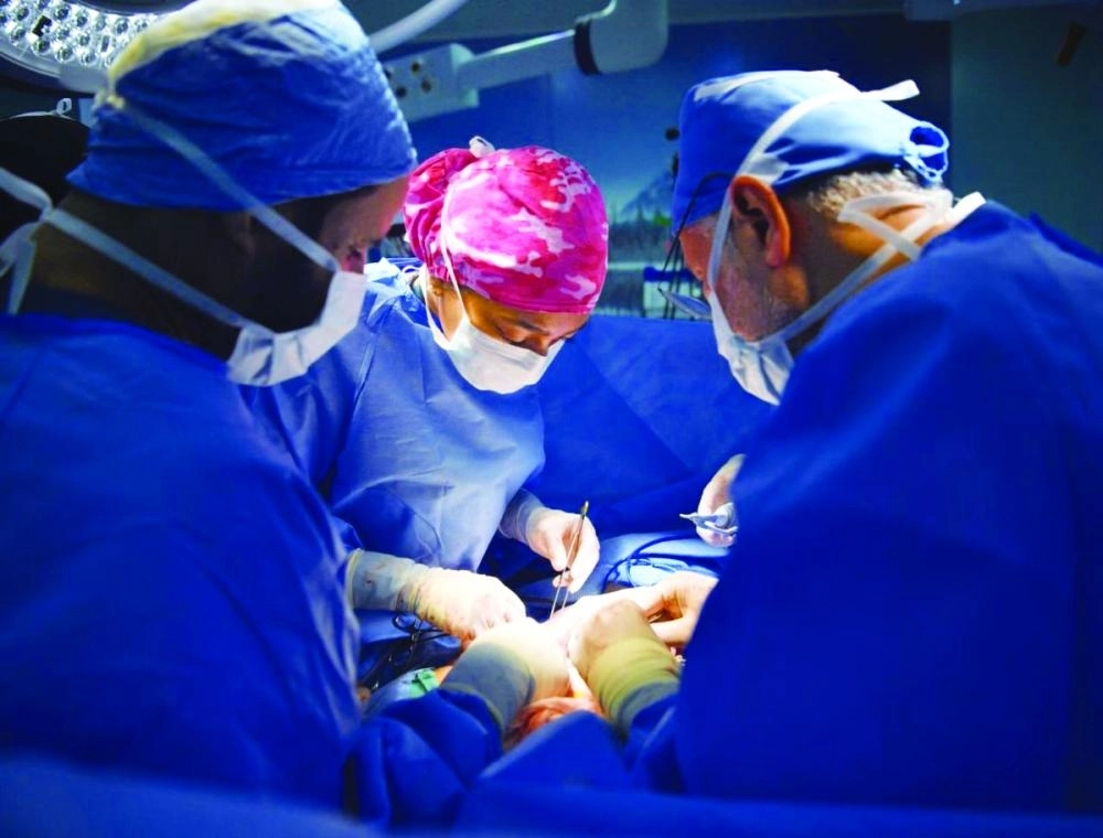 من مراحل عملية فصل التوأم السيامي الليبي                                                             (واس)