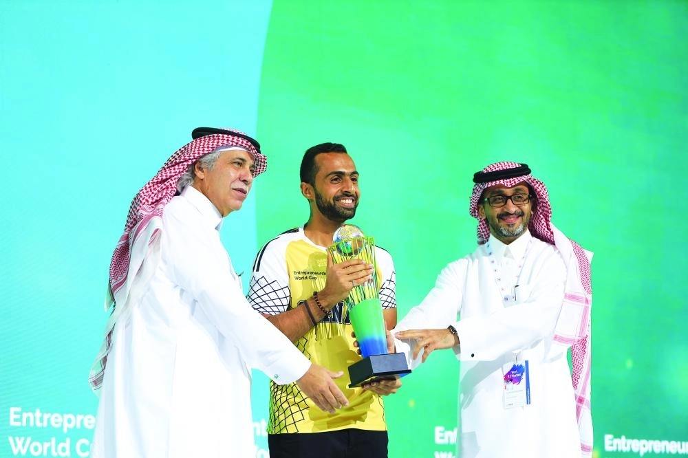 






القصبي والعساكر يكرمان أحد الفائزين  (مسك)