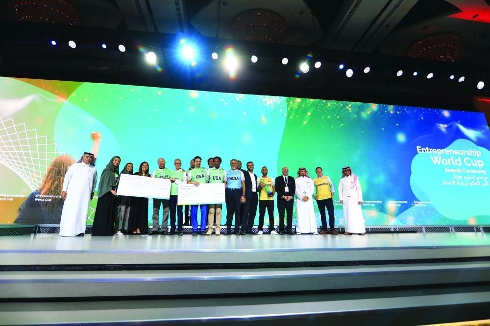 الفائزون خلال تتويجهم بجوائز كأس مسك العالمي لريادة الأعمال في الرياض أمس (مكة)