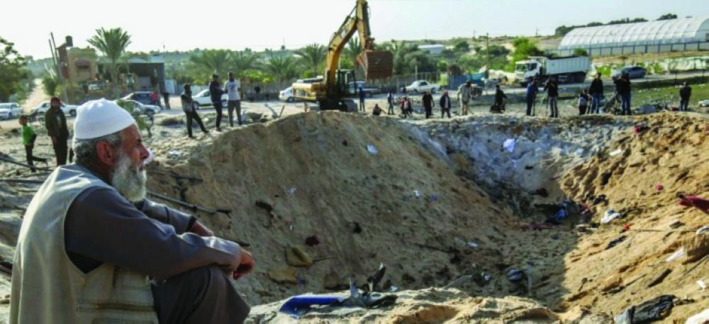 أطفال فلسطينين  في منزلهم الذي دمرته الغارات الإسرائيلية      (أ ف ب)