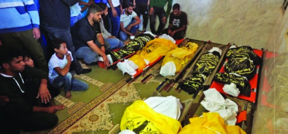 






جثامين شهداء فلسطين ضحايا القصف الإسرائيلي                                          (أ ف ب)